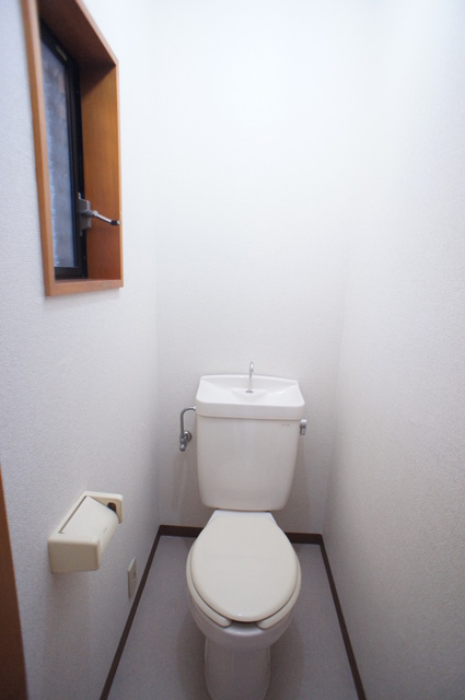 トイレ　トイレスペースにも窓があるので、換気バッチリです☆
