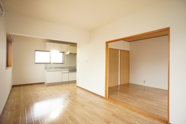 居室・リビング　人気の角部屋で、日当たり良好なお部屋！暖かな日差しが入ります