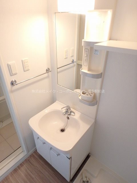 洗面設備　同物件・別部屋の写真です。