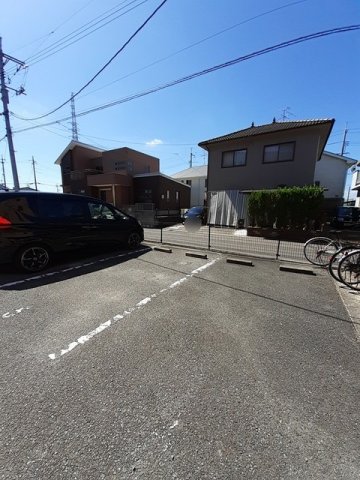 駐車場　駐車場があるので、車を買う予定の方も安心です