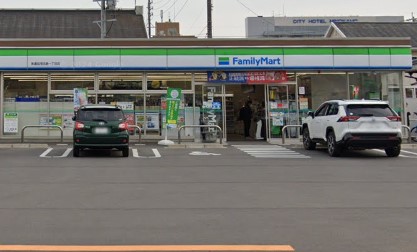 コンビニ　ファミリーマート 美濃加茂田島一丁目店（コンビニ）まで558m