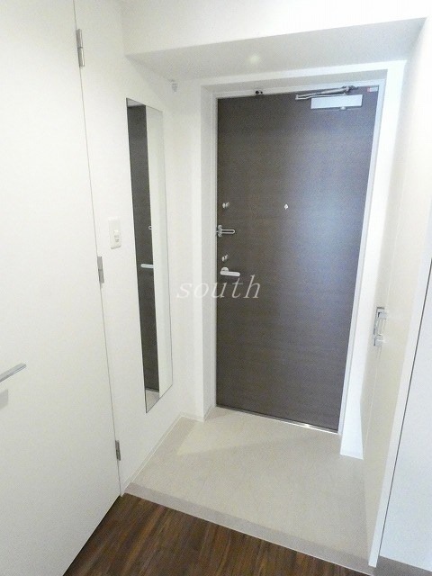 玄関　お部屋により室内カラーが異なります