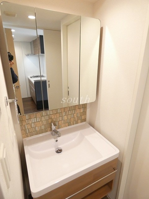 洗面設備　お部屋により室内カラーが異なります