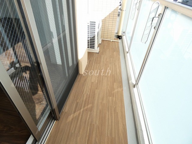 バルコニー　お部屋により室内カラーが異なります