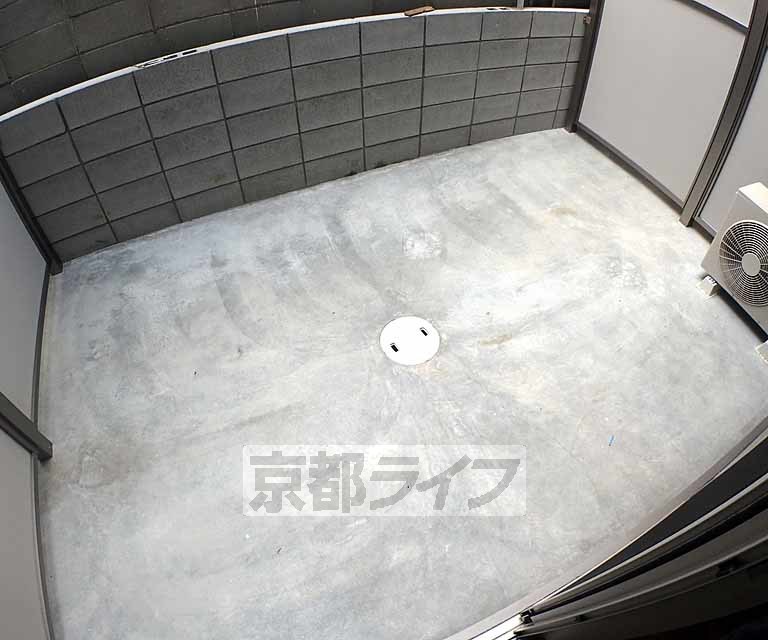 バルコニー　とても大きなバルコニーです。