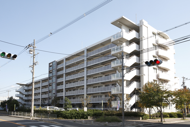 その他共有部分　住棟間には適度な空間が取られていて、緑の木々や季節の花も。