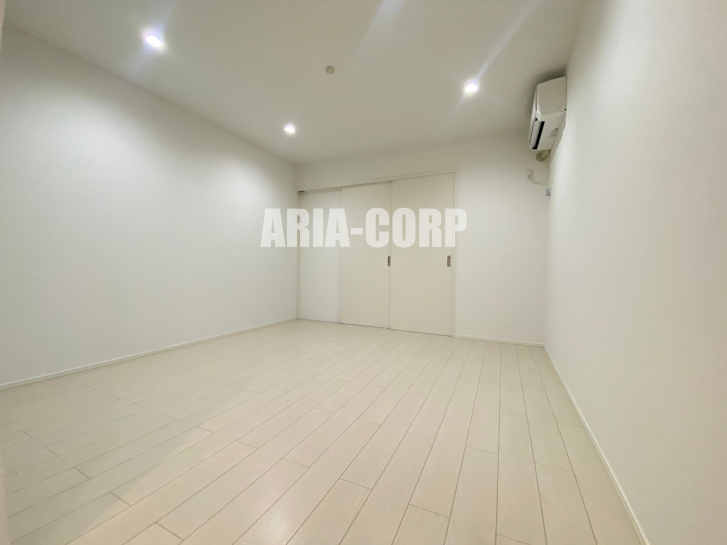 居室・リビング　白を基調としたお洒落なお部屋！奥行きたっぷりの空間です♪