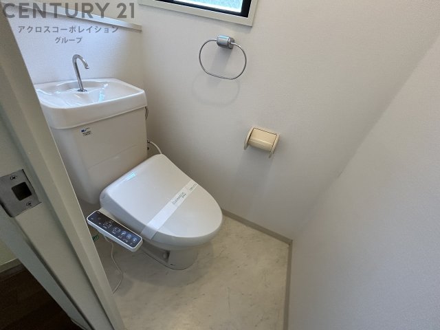 トイレ　温水洗浄便座つきで便利