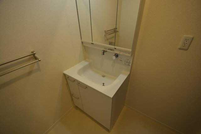 洗面設備　3面鏡洗面台付きで便利です
