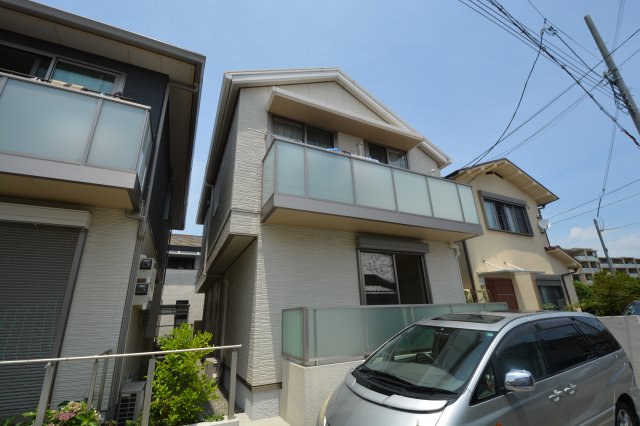 建物外観　敷地内に駐車場があります