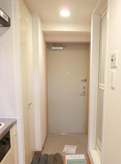 玄関　別部屋の画像を使用しております。