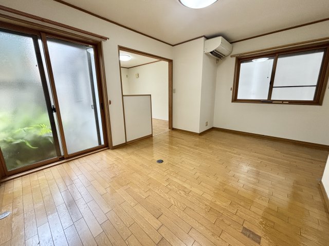 山下町貸戸建の居間写真