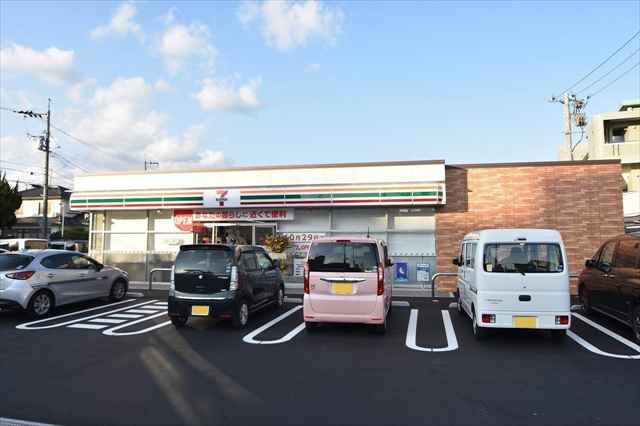 コンビニ　セブンイレブン（コンビニ）まで234m