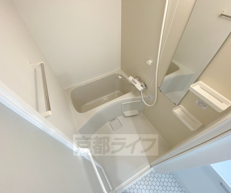 バス・シャワールーム　鏡のある便利なお風呂