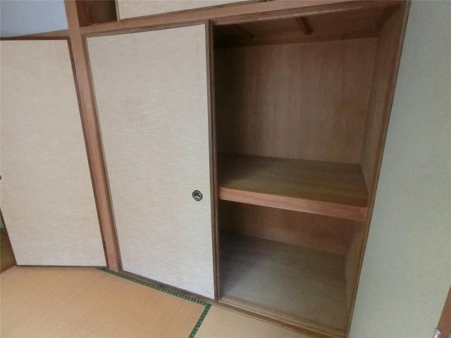 収納　中段付きで荷物の整理もしやすいです♪