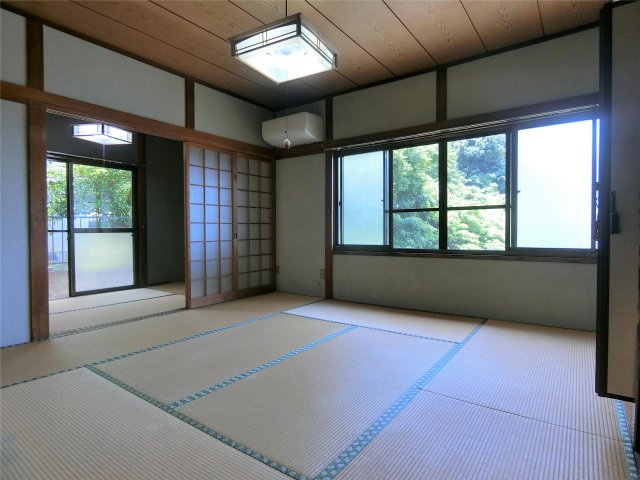 居室・リビング　続き間の和室8帖はお部屋を広く使えます♪エアコン付き！