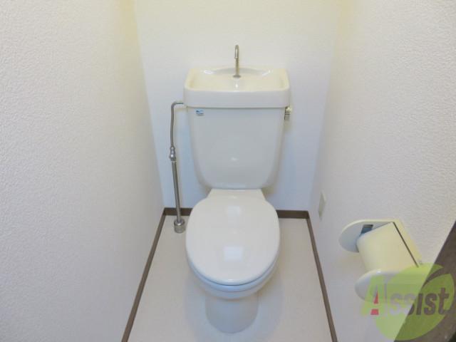 トイレ　こちらのトイレはシンプルで清潔感がありますね。