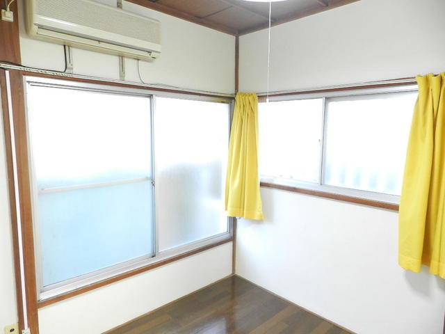 居室・リビング　洋室４．５帖　角部屋２面採光　エアコン付