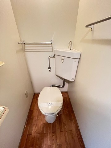 トイレ　落ち着いた色調のトイレです