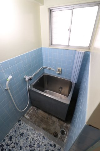 バス・シャワールーム　窓もあり換気できます