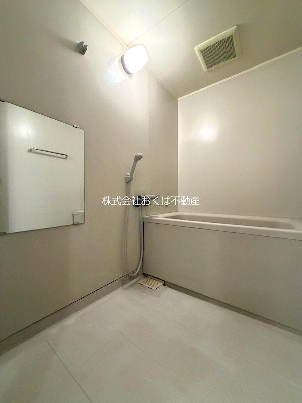 バス・シャワールーム　別部屋の写真です。