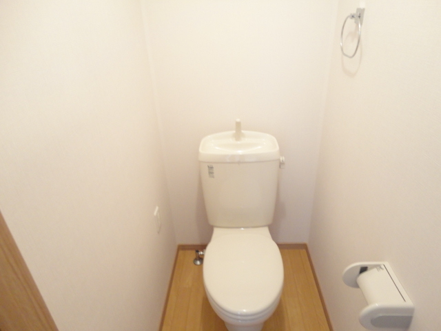 トイレ　白を基調にした空間で清潔感のあるトイレです♪