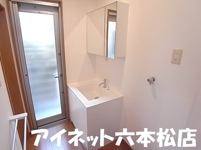 洗面設備　朝の支度にいかがでしょうか。
