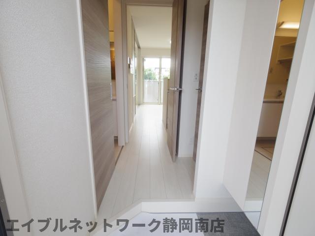 玄関　収納もある玄関です
