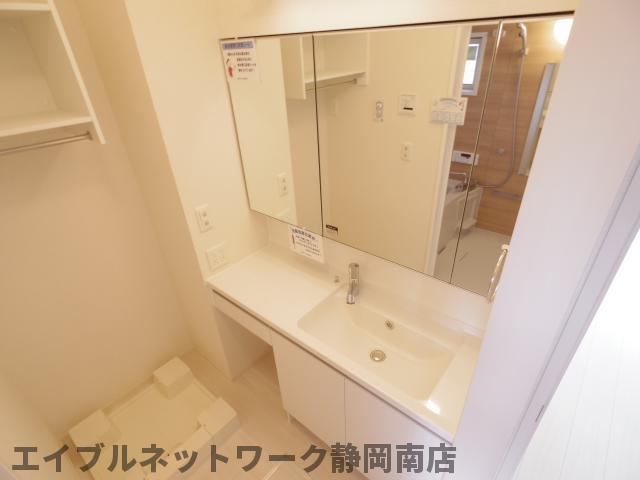 洗面設備　脱衣スペースもあります