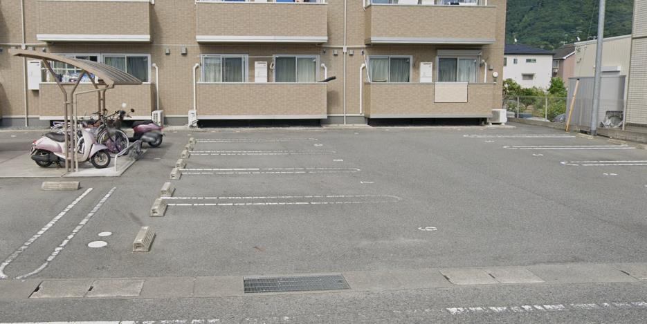 駐車場　２重白線でゆったりとした駐車スペース♪