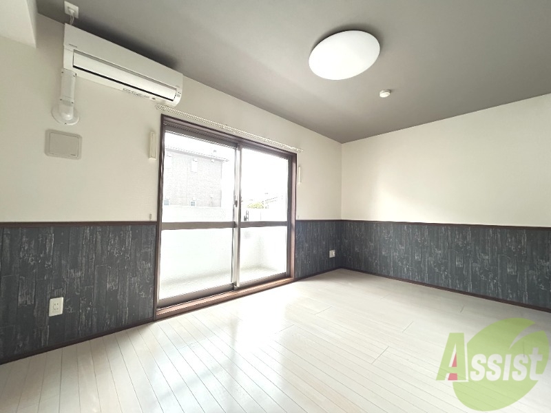 居室・リビング　こちら生活のメインとなりますリビング部分となります。