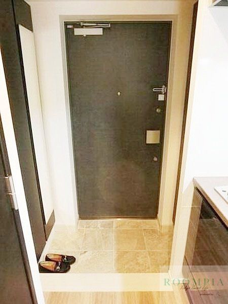 玄関　※同タイプの別のお部屋です。