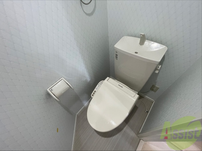 トイレ　ウォシュレット機能がついたトイレです。安心して使用できますね