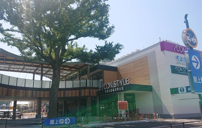 街角と休日のフェリーチェの周辺写真