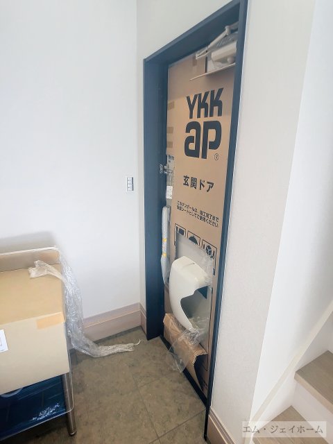 玄関　建築中