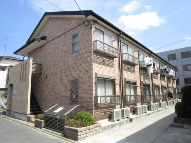 建物外観　両サイドに入り口があります。