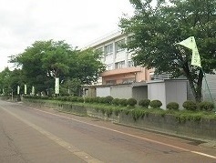 小学校　上川西小学校（小学校）まで400m