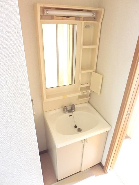 洗面設備　忙しい朝に活躍する独立洗面台です