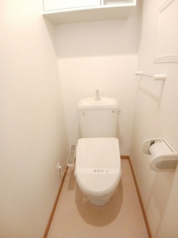 トイレ　落ち着いた色調のトイレです