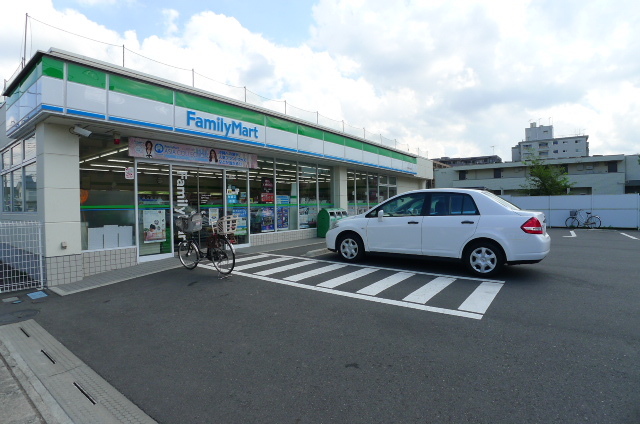 コンビニ　ファミリーマート登戸中央店（コンビニ）まで130m
