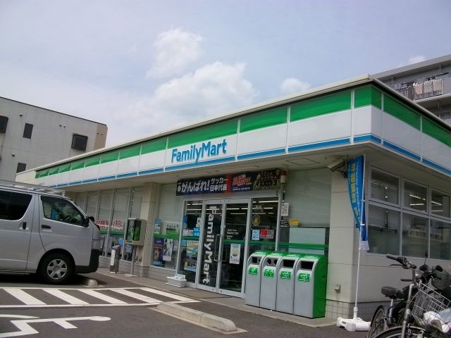 コンビニ　ファミリーマート幕張本郷三丁目店（コンビニ）まで818m