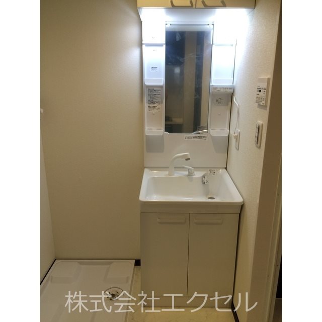 洗面設備　朝に便利なシャンプードレッサー完備です。