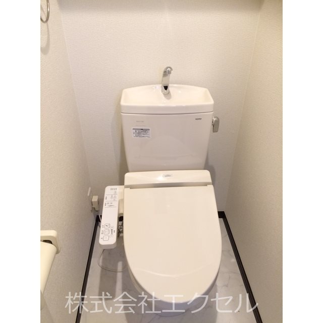 トイレ　あるとうれしいウォシュレット機能付きのトイレです。