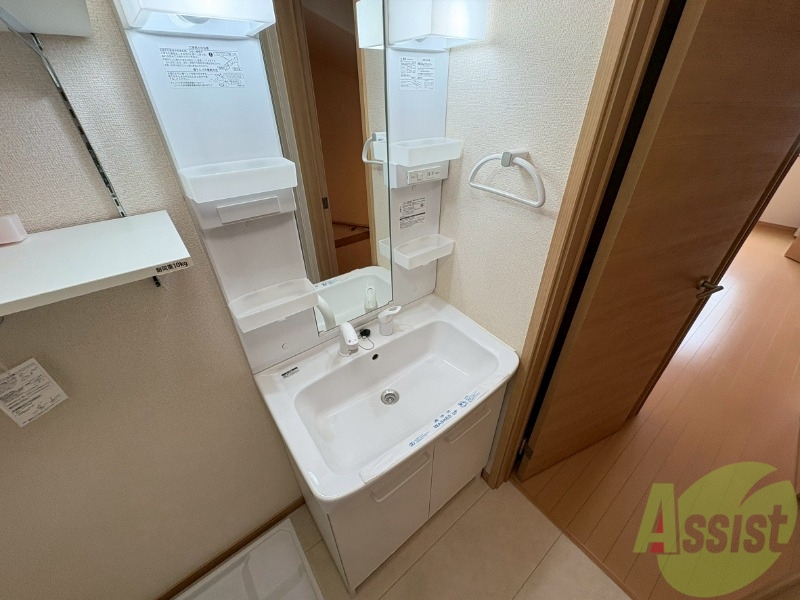 洗面設備　独立洗面台です。大きくてよいですね。シャンプーもできます！