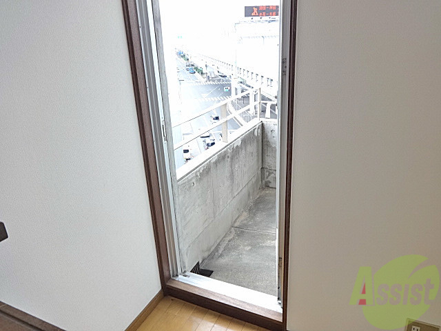 バルコニー　ベランダだってもちろんありますよ。ちょいとこジャレてます。
