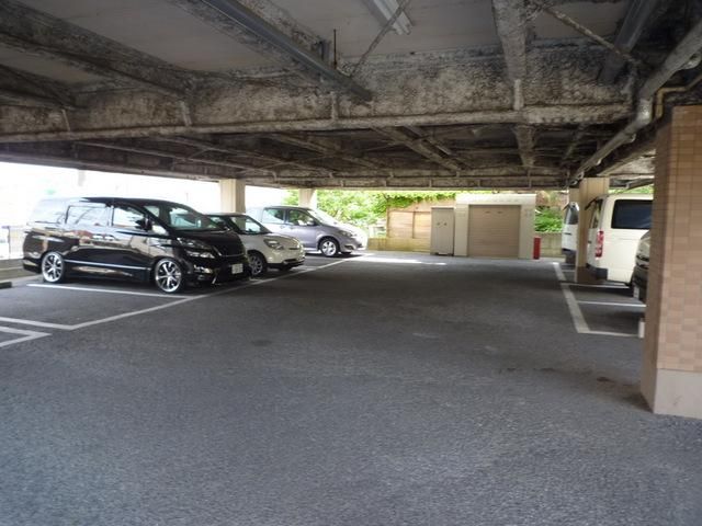 エントランス　敷地内駐車場