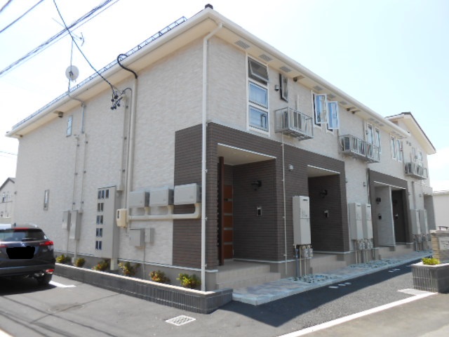 建物外観　建物玄関側（北面）を北東方向より撮影