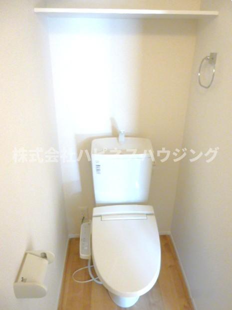 トイレ　落ち着いた色調のトイレです