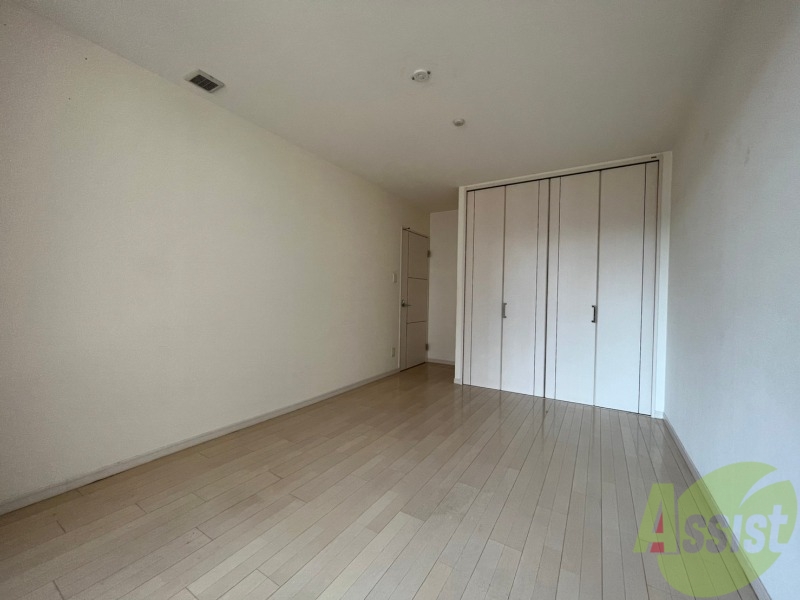 その他部屋・スペース　寝室はこちらです。光が差し込む、温かみのあるお部屋です。