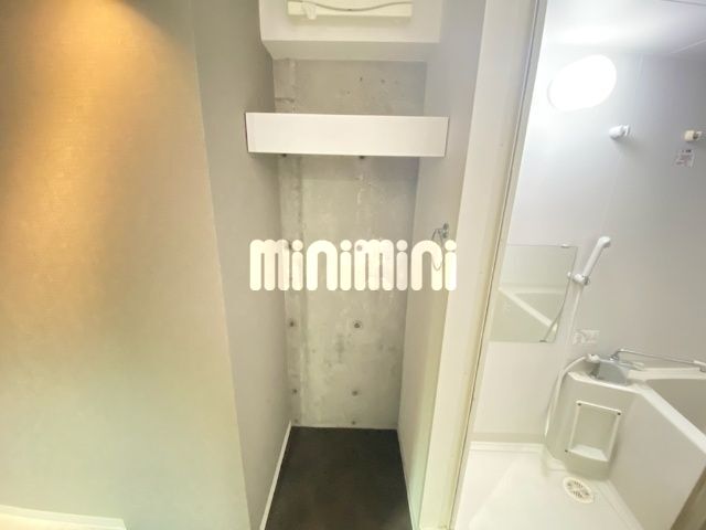 収納　洗濯置場の隣に収納スペースあります。